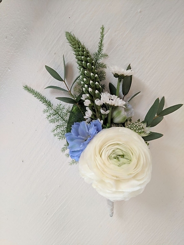 White Garden Boutonniere with Accents